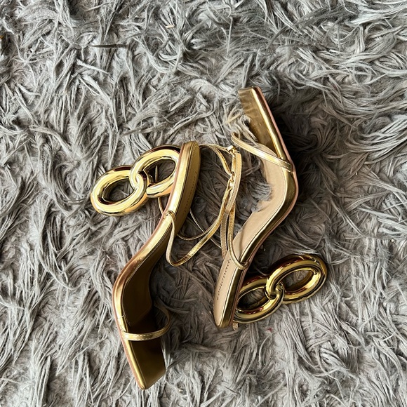 ✨ Gorgeous gold link heels ✨ *ONLY WORN ONCE* - Picture 1 of 4